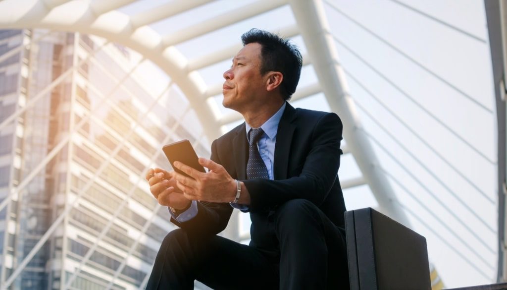 blog-man-with-phone-SH008 blog-man-with-phone-SH008